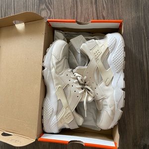 Beige Air Nike Huarache’s